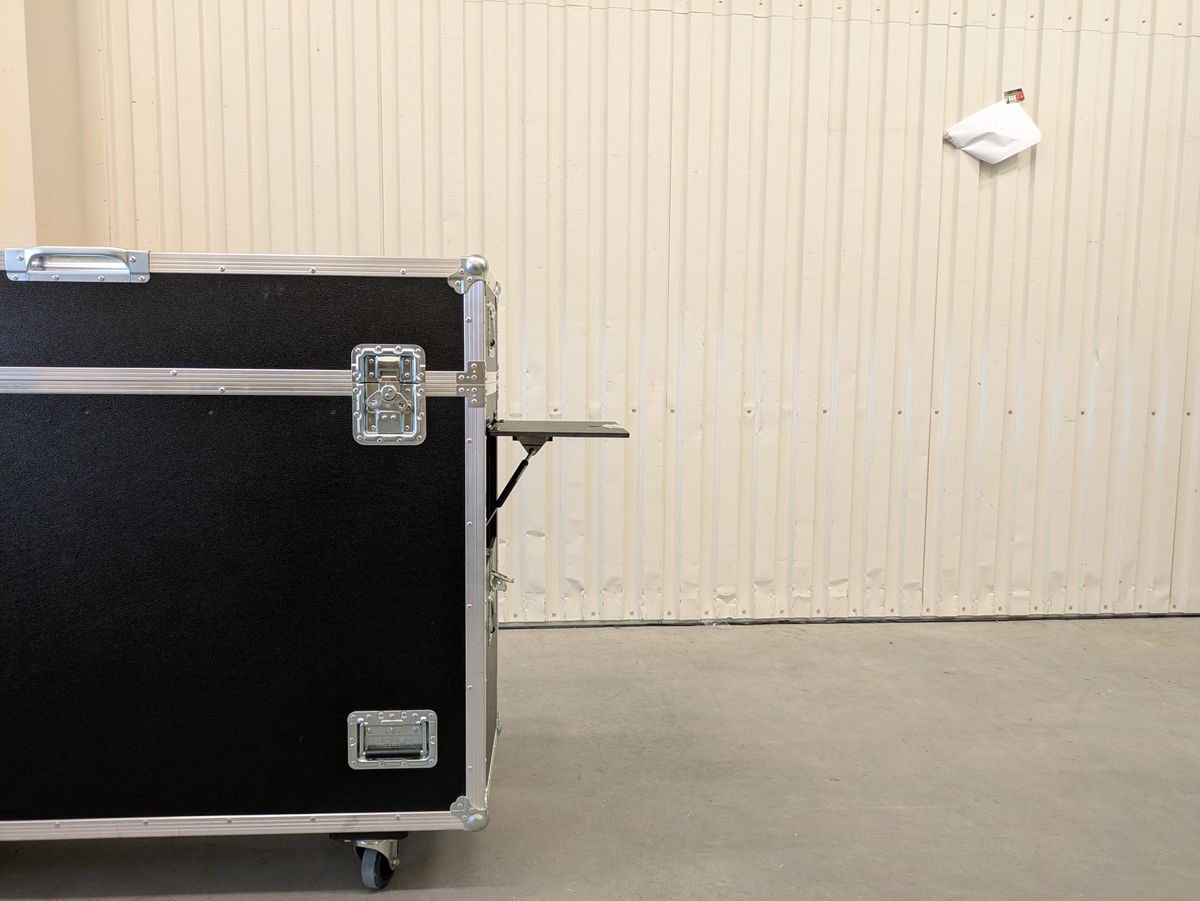 Flatskjermkasse med heis 55